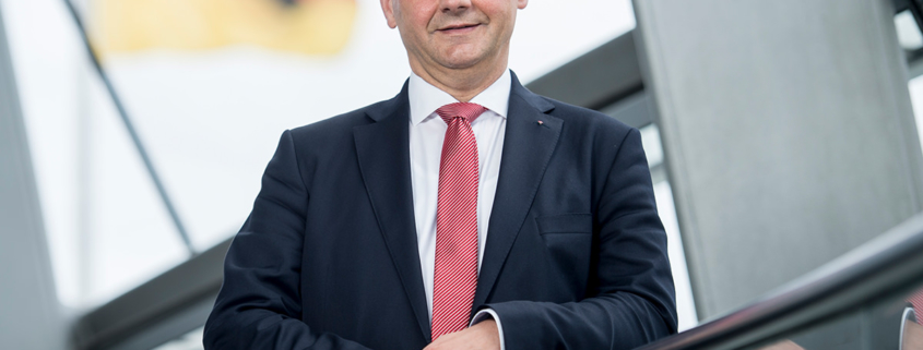 Mathias Stein im Bundestag vor Deutschlandfahne § Foto: Marco Urban