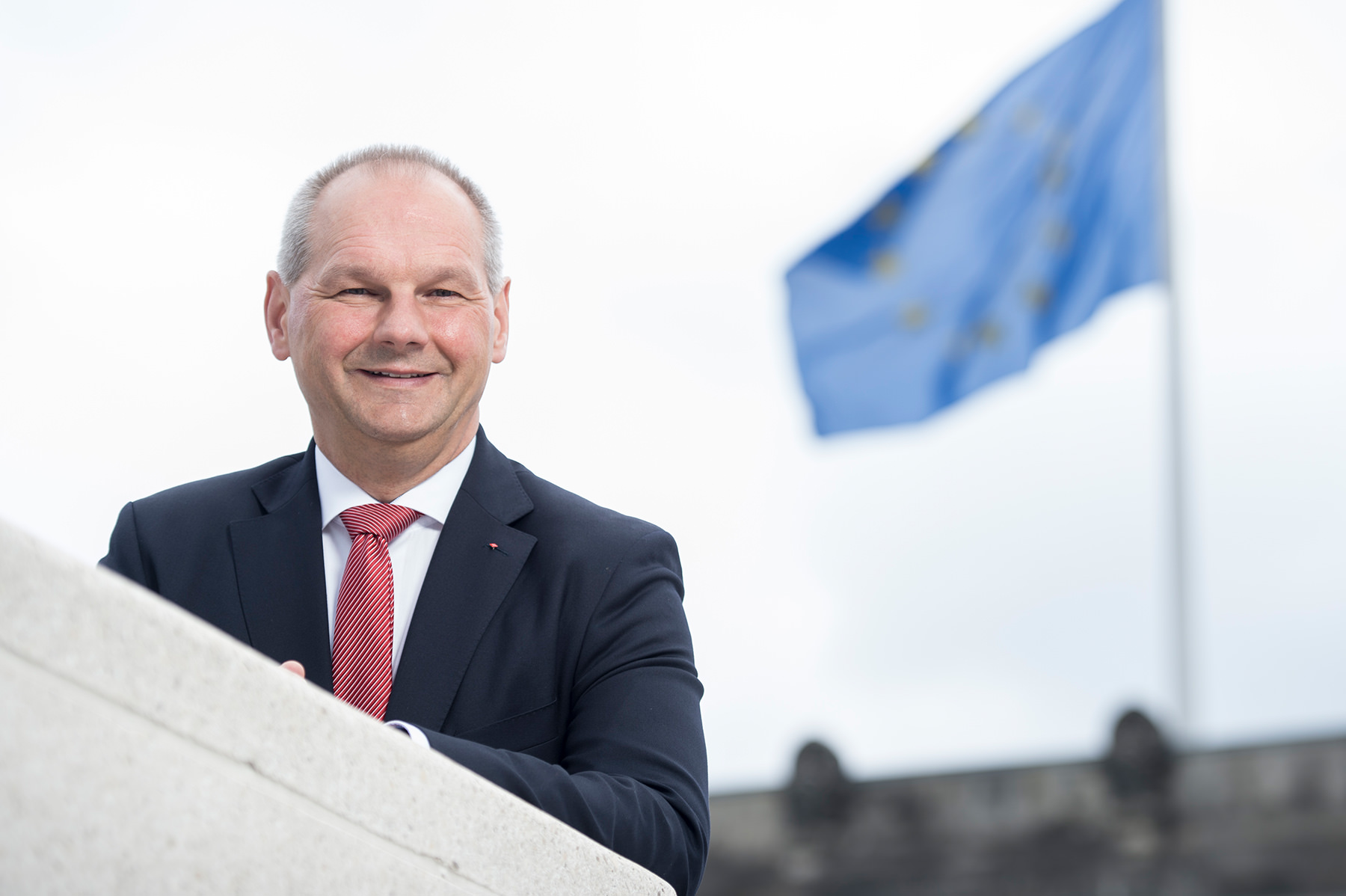 Mathias in Berlin, EU-Flagge im Hintergrund § Foto: Olaf Bathke