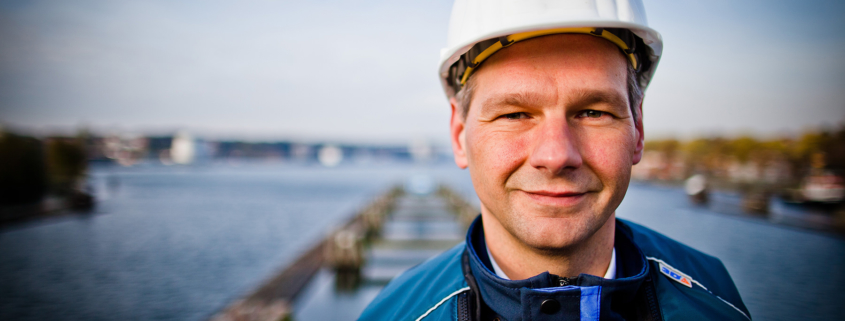Mathias Stein mit Arbeitshelm am Nord-Ostsee-Kanal § Foto: Olaf Bathke