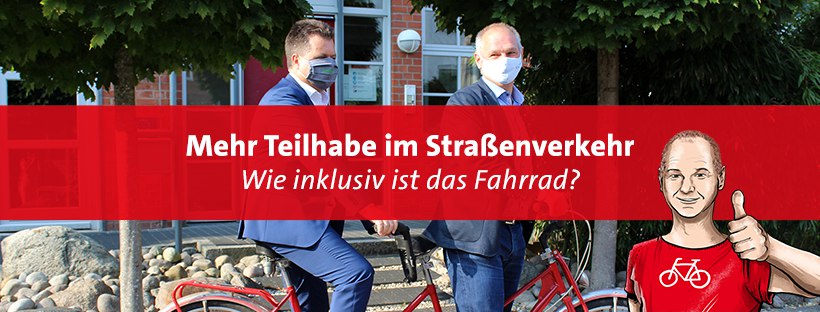 Mathias Stein mit Jürgen Dusel auf einem roten Tandem-Fahrrad. Auf dem Foto steht die Schrift: "Mehr Teilhabe im Straßenverkehr. Wie inklusiv ist das Fahrrad?"
