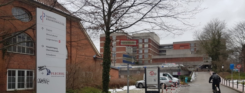 Das Foto zeigt die Auffahrt zum Städtischen Krankenhaus Kiel