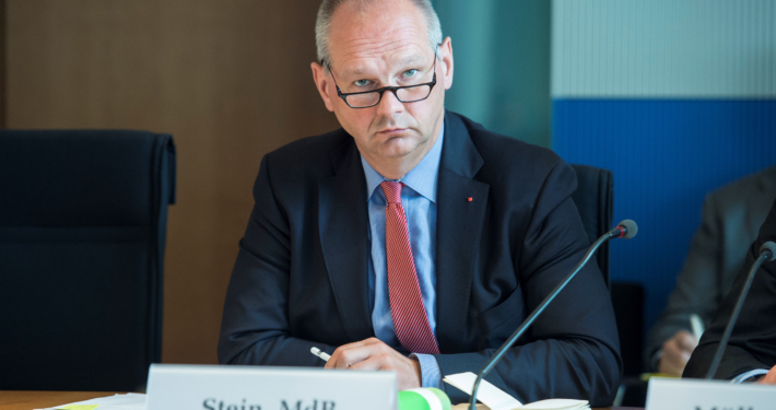 Mathias Stein sitzt im Ausschuss, guckt ernst, vor ihm ist ein Namenschild § Foto: Marco Urban