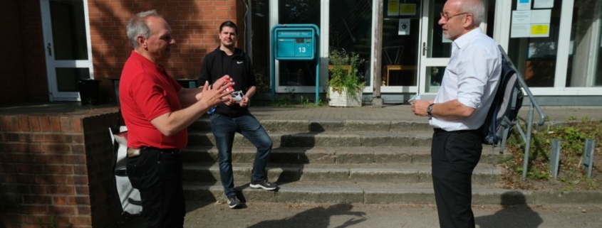 Mathias Stein mit zwei Mitarbeitenden der Stadtmission vor dem Bodelschwinghhaus § Foto: Ralf Weidel