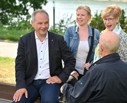 Mathias Stein im Gespräch mit zwei älteren und einer jungen Person § Foto: Bevis Nickel