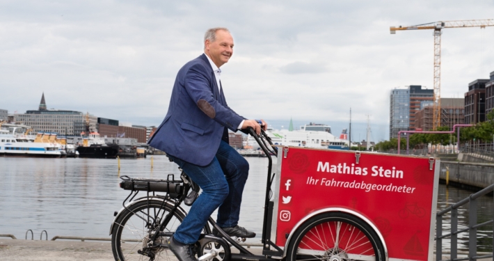 Mathias Stein auf dem roten Lastenrad an der Hörn § Foto: Jana Nemitz