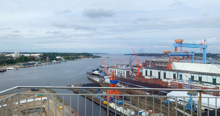Das Foto zeigt einen Ausblick auf die ehemalige HDW Werft mit Blickrichtung auf das Westufer und die Ausfahrt der Kieler Förde in die Ostsee.