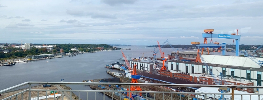 Das Foto zeigt einen Ausblick auf die ehemalige HDW Werft mit Blickrichtung auf das Westufer und die Ausfahrt der Kieler Förde in die Ostsee.