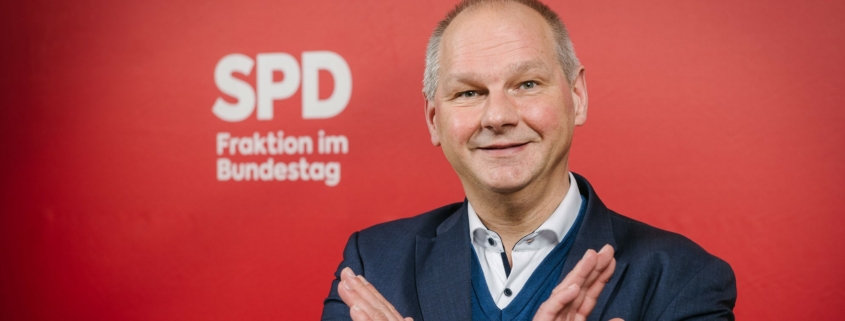 Mathias Stein vor rotem Grund mit Schrift "SPD Fraktion im Bundestag" § Foto: Phil Dera